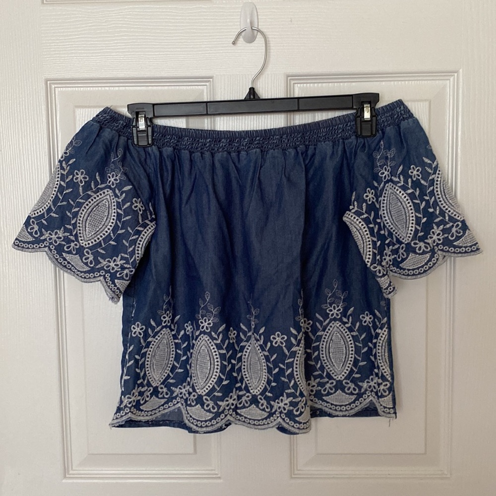 ROMEO & JULIET COUTURE off Shoulder Embroidery Chambray Top Size - M